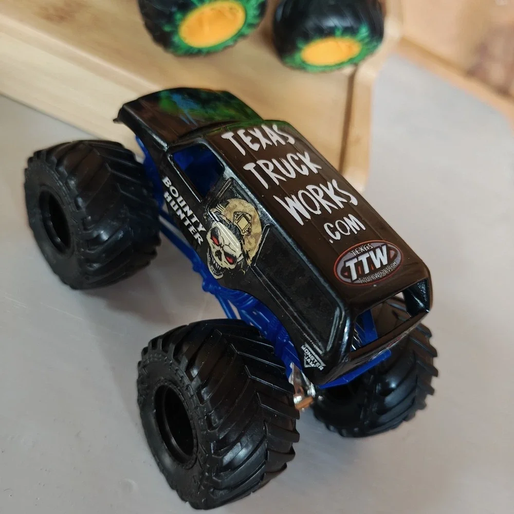 6 Hot Wheels Monster Trucks Tiger Shark Gunkster‎ Bounty Hunter Fire Truck ZC2